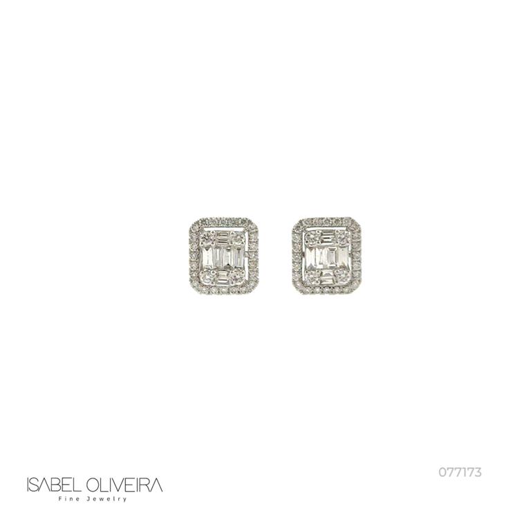[077173] Brinco Retangular 8 Diamantes Baguetes 0,24CT 8 Trapezios 0,06CT 56 Brilhantes 0,41CT 2,70G Ouro Branco 18K - Coleçao Onassis