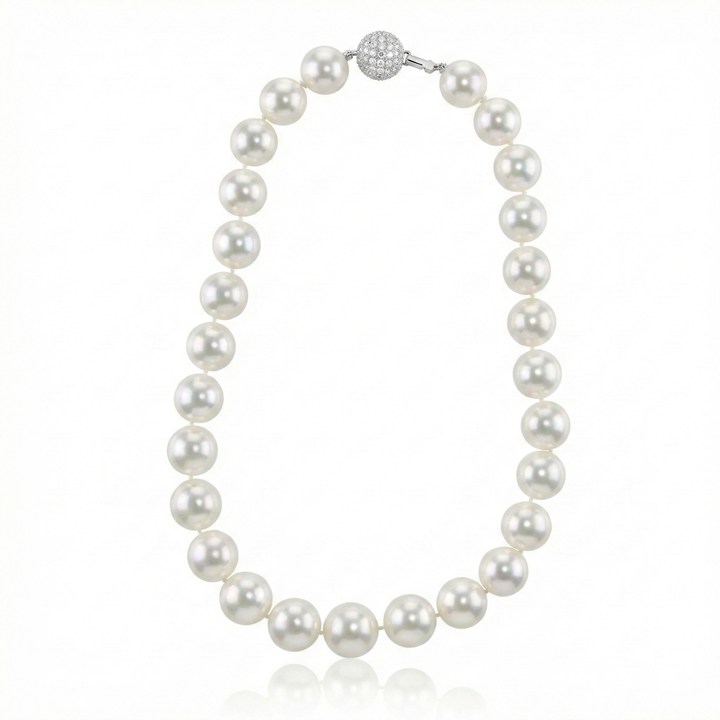 [072477] COLAR 27 PEROLAS SOUTH SEA 16 A 15 MM COM FECHO BOLA 15 MM COM BRILHANTES 1,78CT 130,16G OURO BRANCO 18K