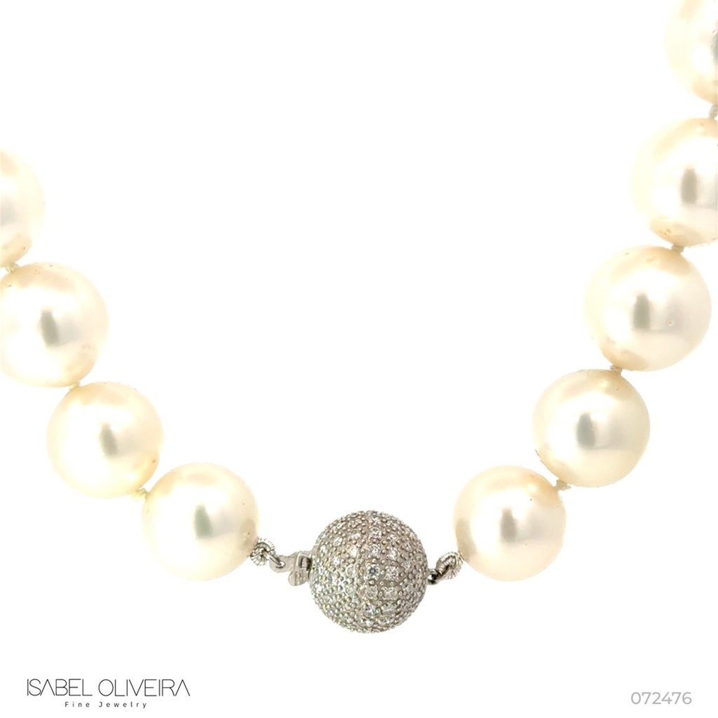 COLAR 31 PEROLAS SOUTH SEA 16 A 14 MM COM FECHO BOLA 15 MM COM BRILHANTES 1,78CT 53CM 170,07G OURO BRANCO 18K
