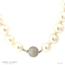COLAR 31 PEROLAS SOUTH SEA 16 A 14 MM COM FECHO BOLA 15 MM COM BRILHANTES 1,78CT 53CM 170,07G OURO BRANCO 18K