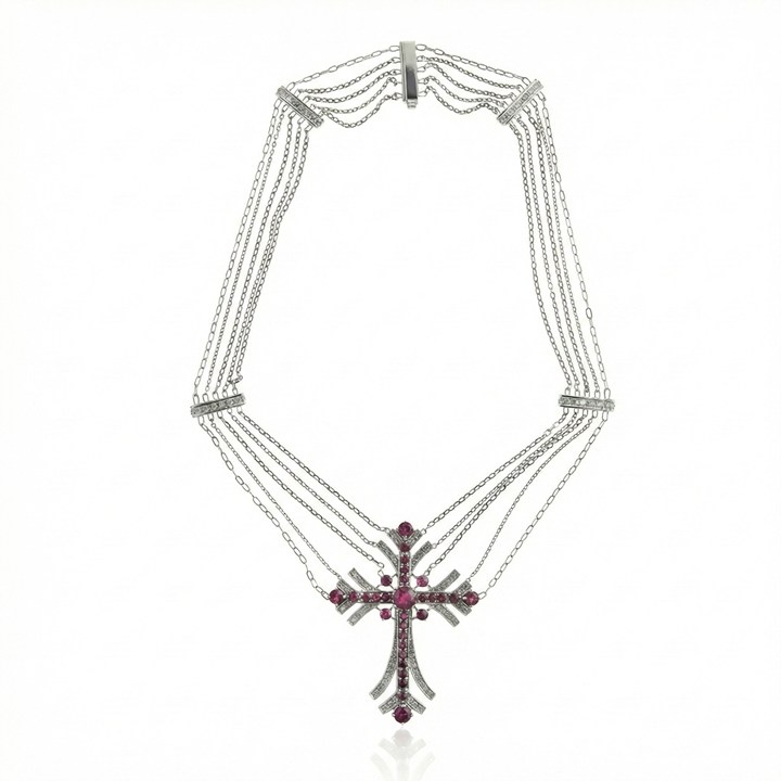 [072893] Colar com Pingente Crucifixo Rubelitas 7,34ct 73 Brilhantes 1,19ct 53,78g Ouro 18k com Ródio Negro - Coleção Crucifixos