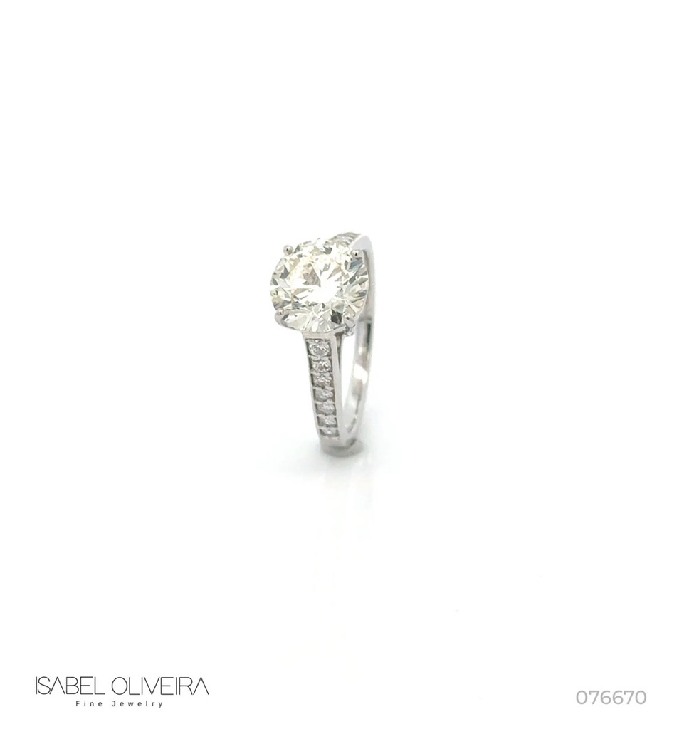 [076670] 269-Anel Solitario Brilhante 2,69CT H Si2 14 Brilhantes 0,22CT H Vs2 4,14G Ouro Branco 18K - Certificado Egl 1701851427 - Coleçao Only You