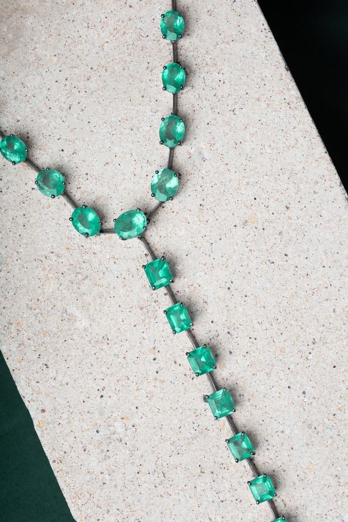 Colar Faca Gravata Tira e Poe 22 Esmeraldas Colombianas 34,23ct 33,12g Ouro Branco 18k com Ródio Negro