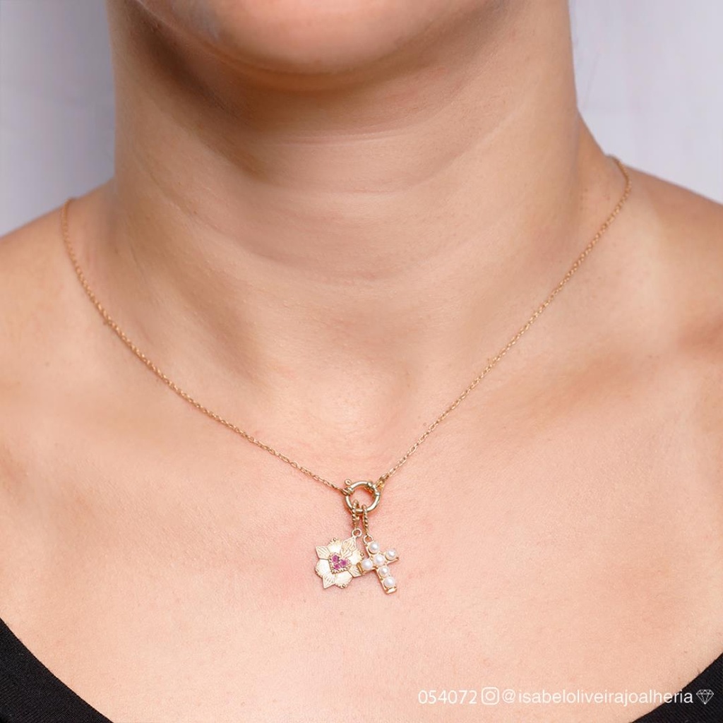 [054072] Colar Pingente de Cruz 6 Pérolas e 3 Rodolitas 0,48cts Elo Português 50cm 5,0gr Ouro Amarelo 18k - Coleção Fe Santos