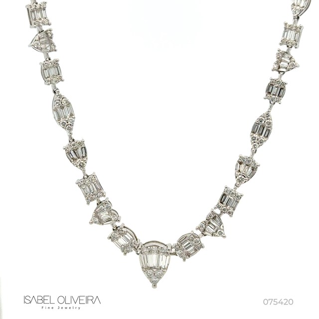 Colar Riviera 118 Diamantes Trapézios 2,52ct 190 Brilhantes 1,49ct com Bolinha 43cm 17,19g Ouro Branco 18k - Coleção Onassis