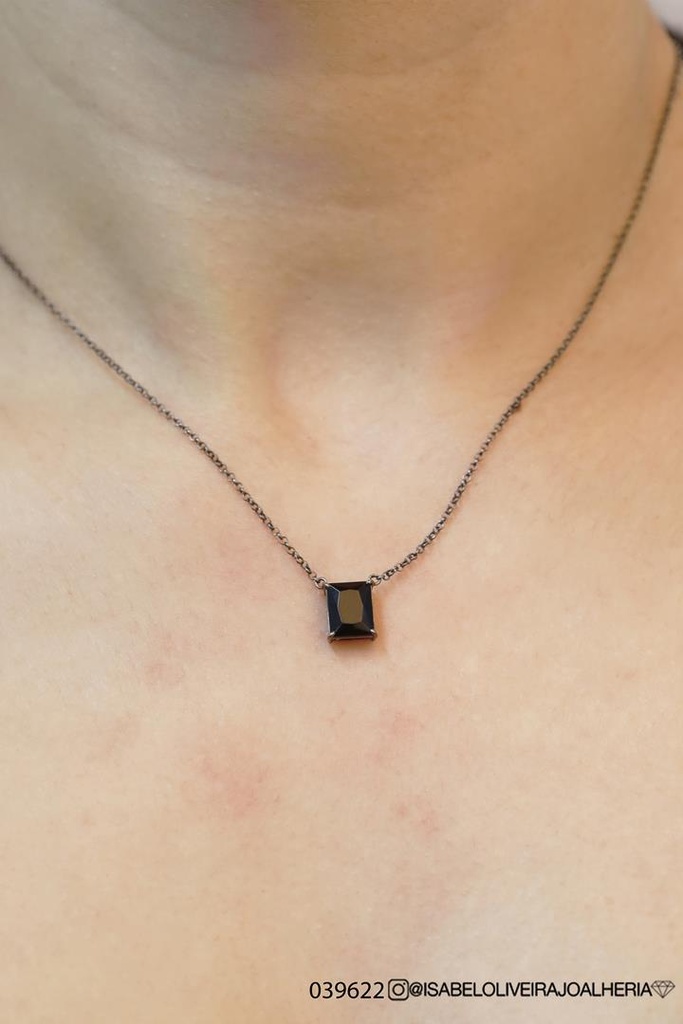 Escapulário 1 Ônix Retangular Cruz 11 Brilhantes Negros 0,06ct 44cm 3,84g Ouro Branco 18k com Ródio Negro - Coleção Escapulário Premium