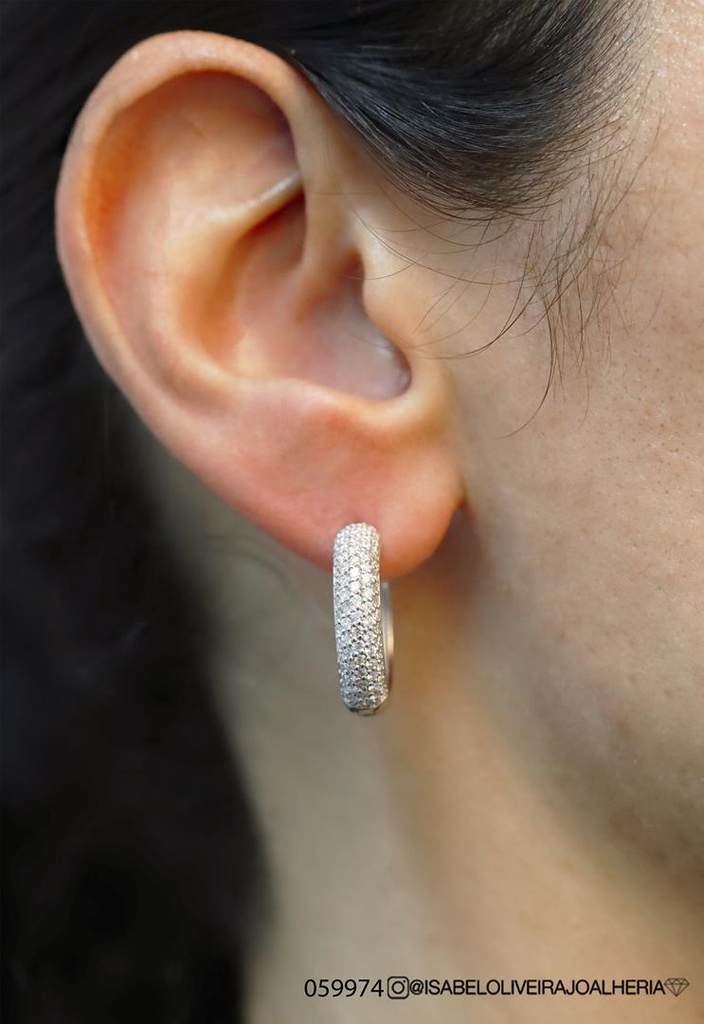 [059974] Gg-Argola 20mm Diâmetro Meia Cana 5 Fileiras Pavê Meia Cravação Externa 166 Brilhante 1,34ct g VS1 7,10g Ouro Branco 18k - Coleção Argolas Fashion