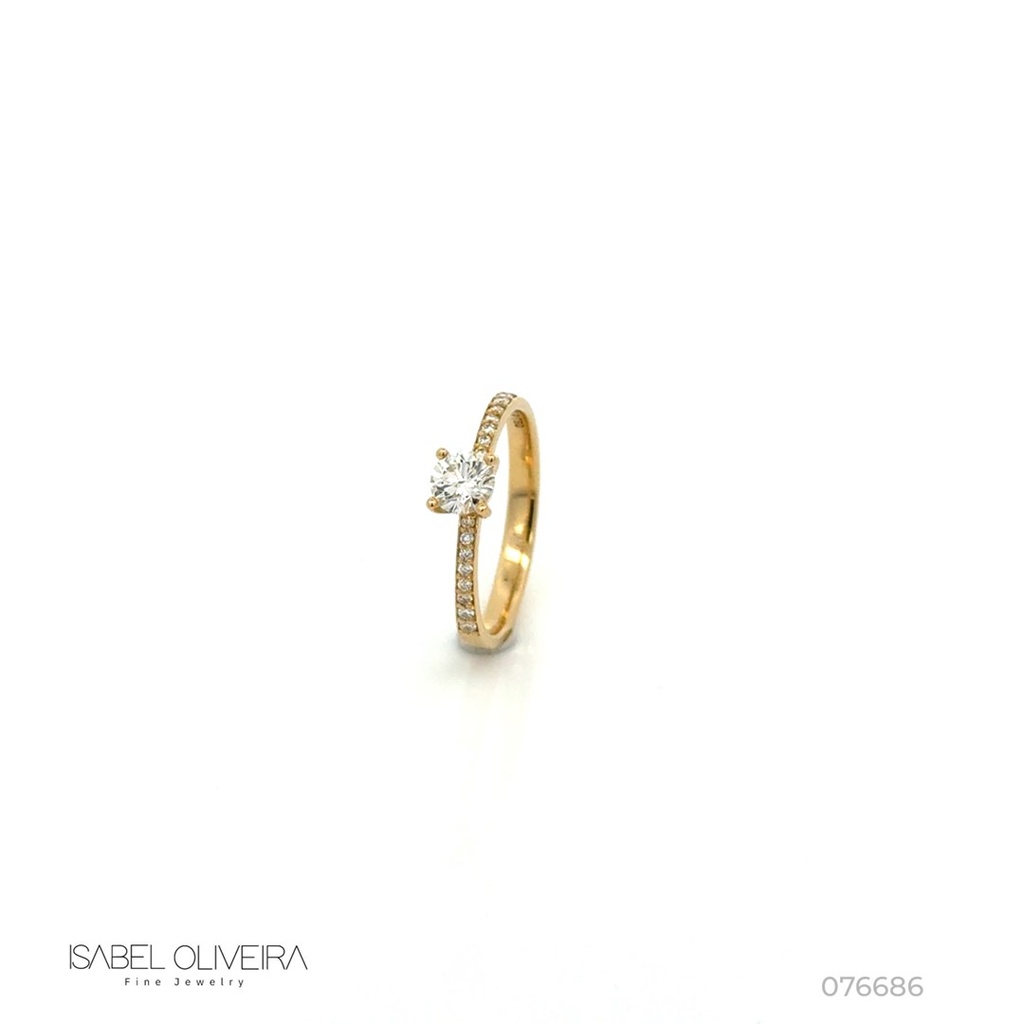 [076686] 40-Anel Solitário Brilhante 0,40ct g VS2 16 Brilhantes 0,09ct H VS2 2,22g Ouro Amarelo 18k - Certificado EGL 1701879942 - Coleção Only You