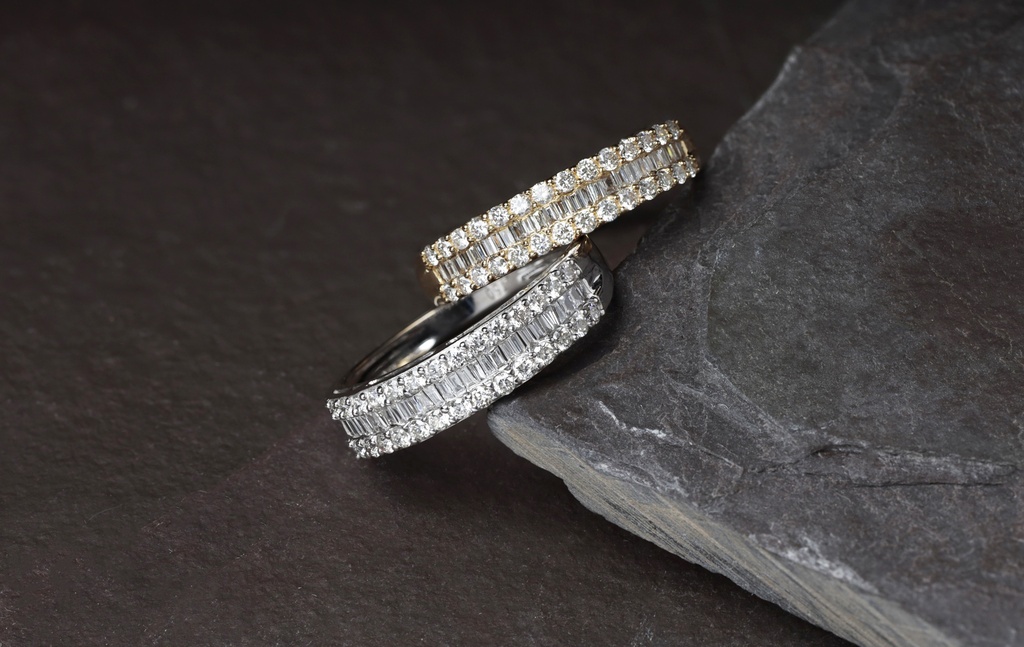 [058877] Meia Aliança 28 Brilhantes 0,31ct Diamantes Trapézio 0,14ct 1,77g Ouro Amarelo 18k - Coleção Soulmates