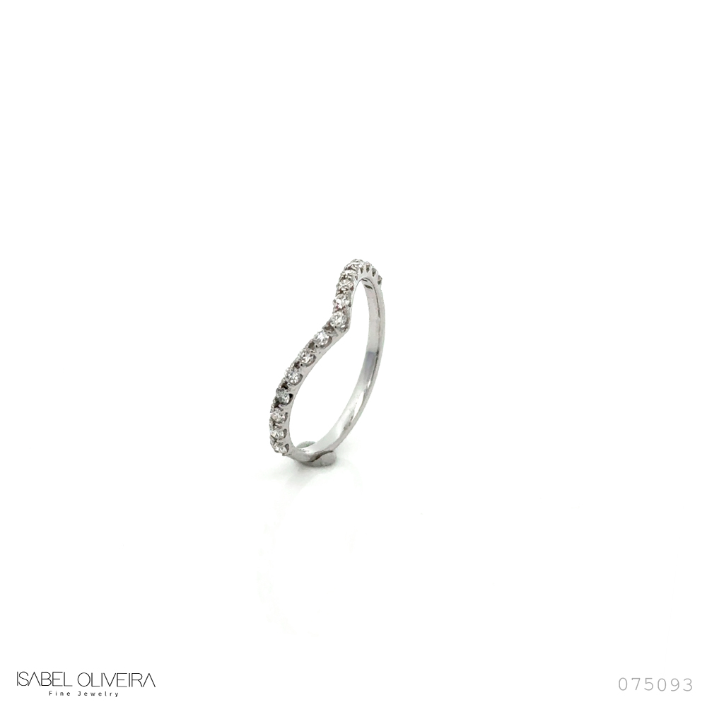 MEIA ALIANÇA V 15 BRILHANTES 0,25CT H VS2 1,31G OURO BRANCO 18K - COLEÇAO SOULMATES
