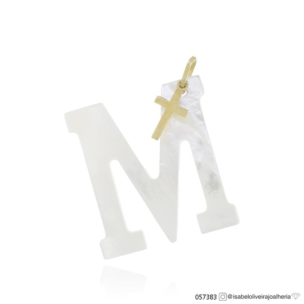 [057383] Pingente Letra M Madre Pérola com Cruz 1,80g Ouro Amarelo 18k - Coleção History