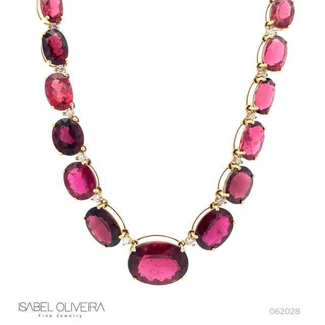 Colar 17 Rubelitas Ovais 55,33ct com Diamantes em Ouro Amarelo 18k