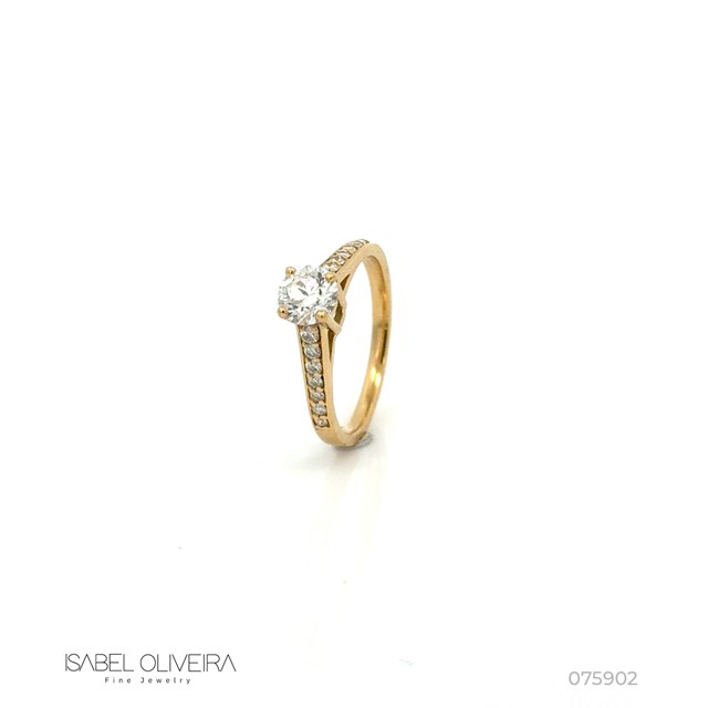 [075902] 70-Anel Solitário Brilhante 0,70ct g VS1 14 Brilhantes 0,21ct H VS2 3,54g Ouro Amarelo 18k - EGL 1701799842 - Coleção Only You