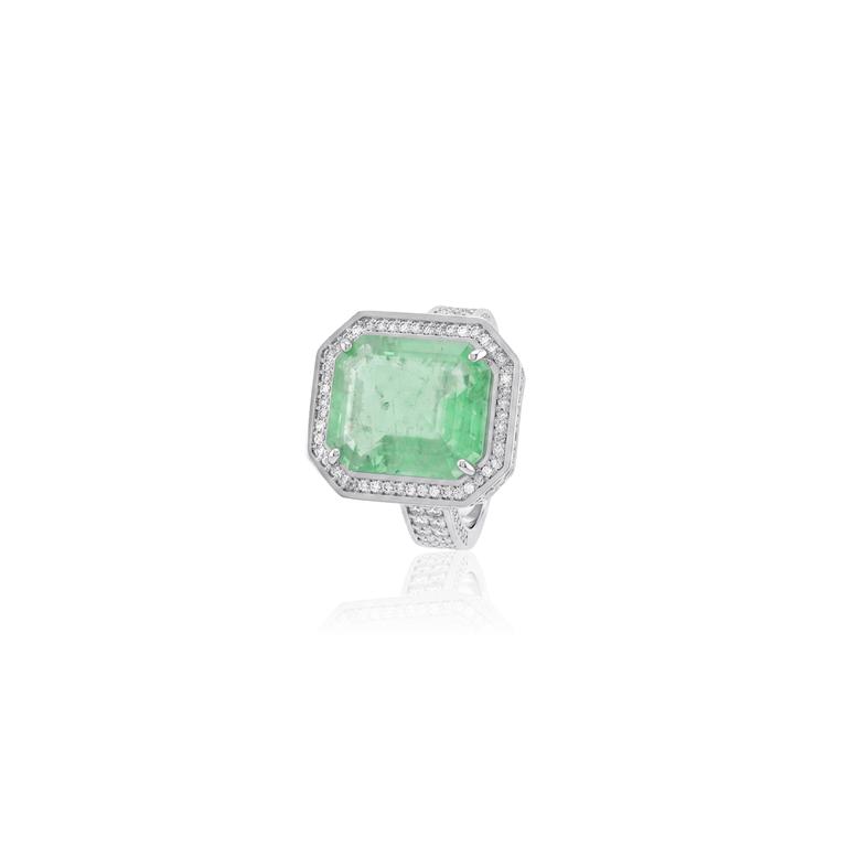 [075617] ANEL ESMERALDA COLOMBIANA OCTOGONAL 7,43CT 206 BRILHANTES 1,32CT J SI1 10,55G OURO BRANCO 18K - COLEÇAO COLOMBIA EMERALD