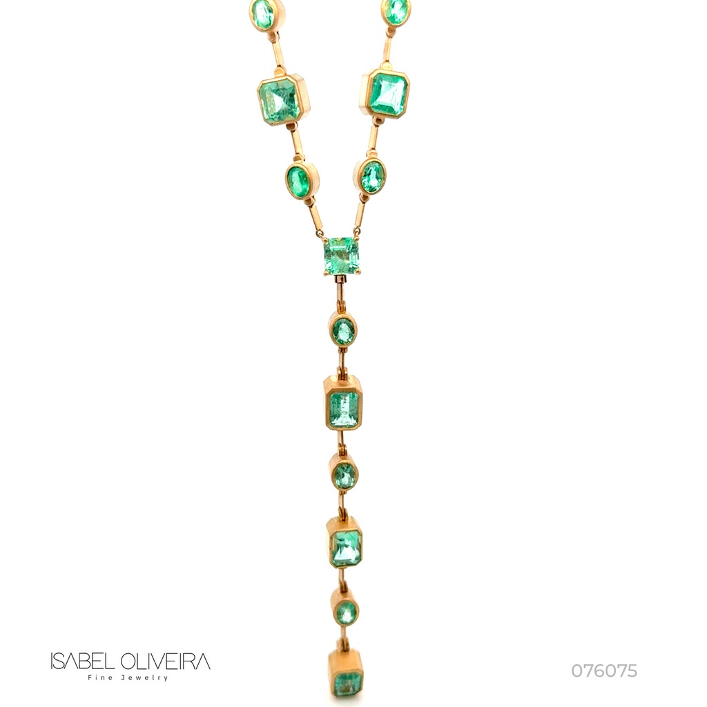 Colar Faca Gravata Tira e Poe Fosco 19 Esmeraldas Colombianas Mix 23,75CT 43CM 50,75G Ouro Amarelo 18K - Coleçao Colombia Emerald