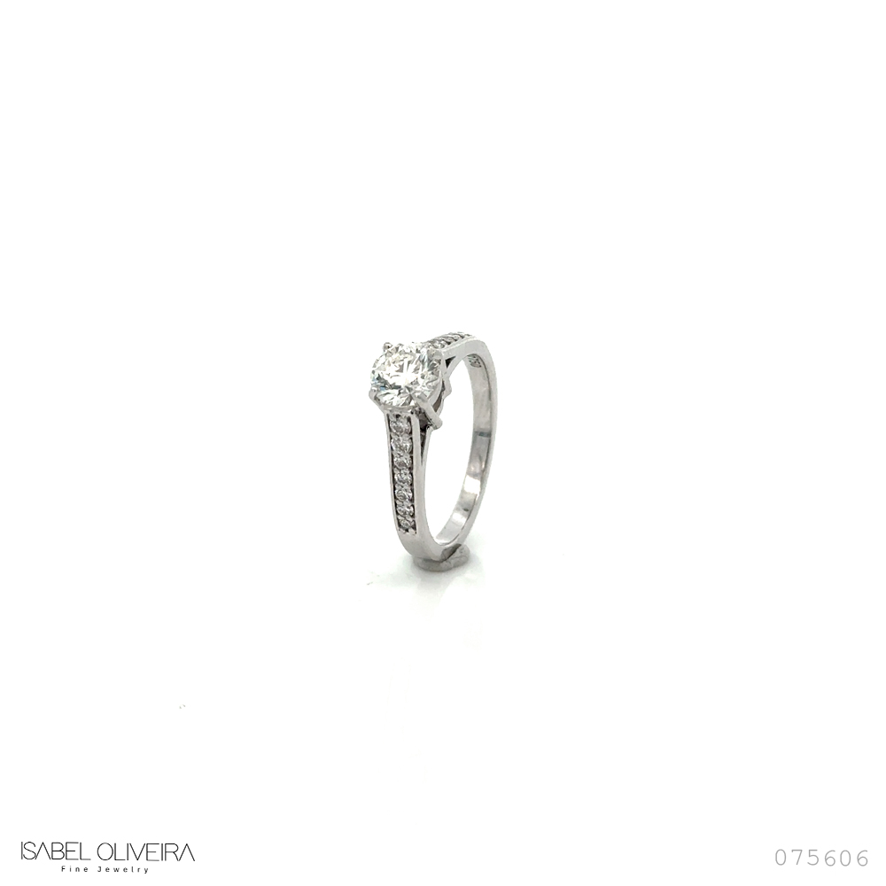 [075606] 80-Anel Solitário Brilhante 0,80ct g VS1 16 Brilhantes 0,26ct H VS2 3,96g Ouro Branco 18k - EGL 1701795333 - Coleção Only You