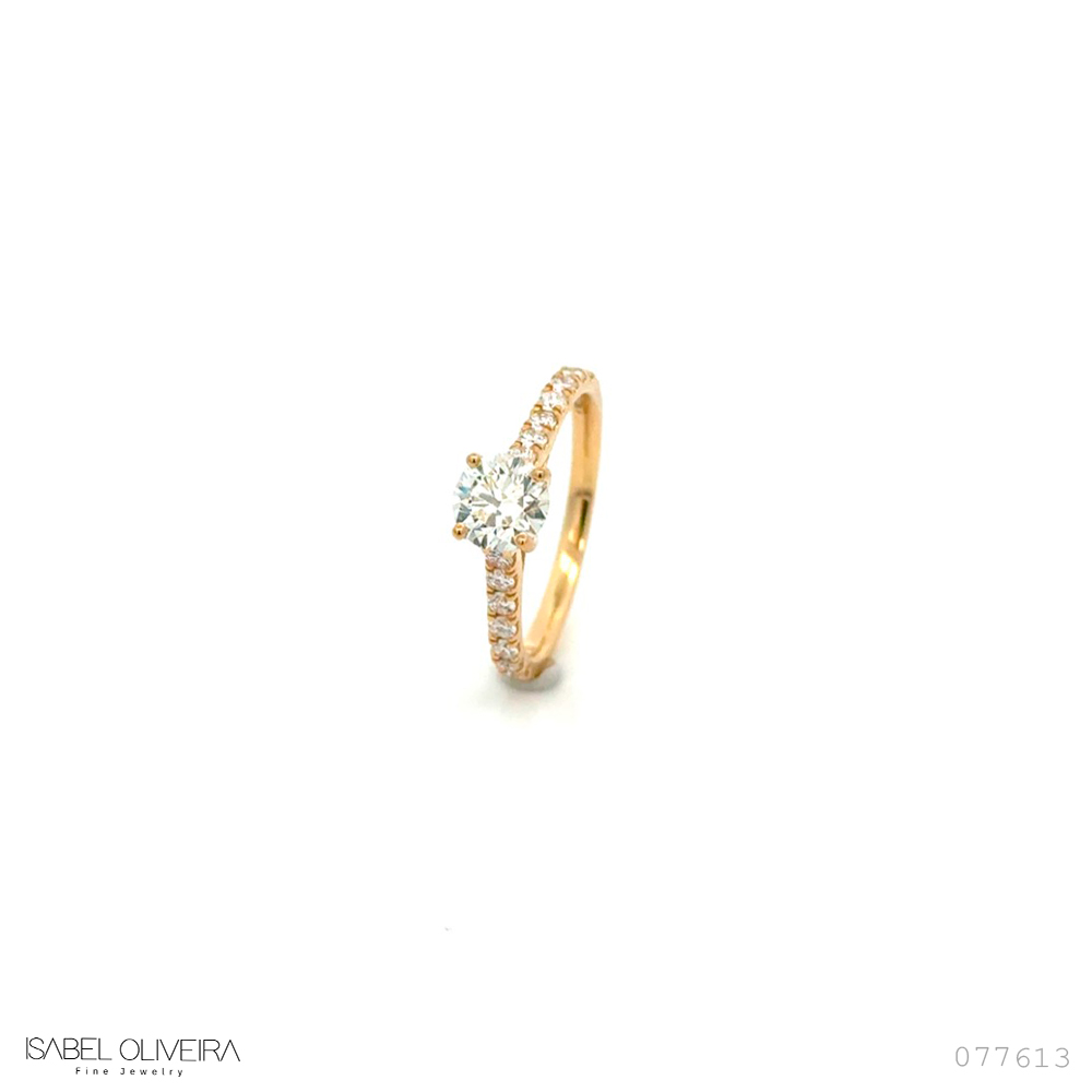 90-ANEL SOLITARIO 1 BRILHANTE 0,90CT G VS2 14 BRILHANTES 0,36CT H VS2 2,80G OURO AMARELO 18K - COLEÇAO ONLY YOU