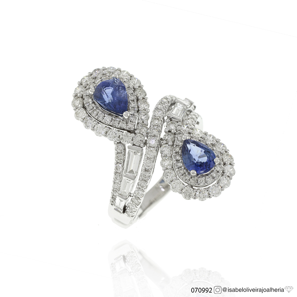 Anel 2 Safiras Azul Gota 1,62CT 103 Brilhantes 1,31CT 6,14G 40CM Ouro Branco 18K - Coleçao Thalassa