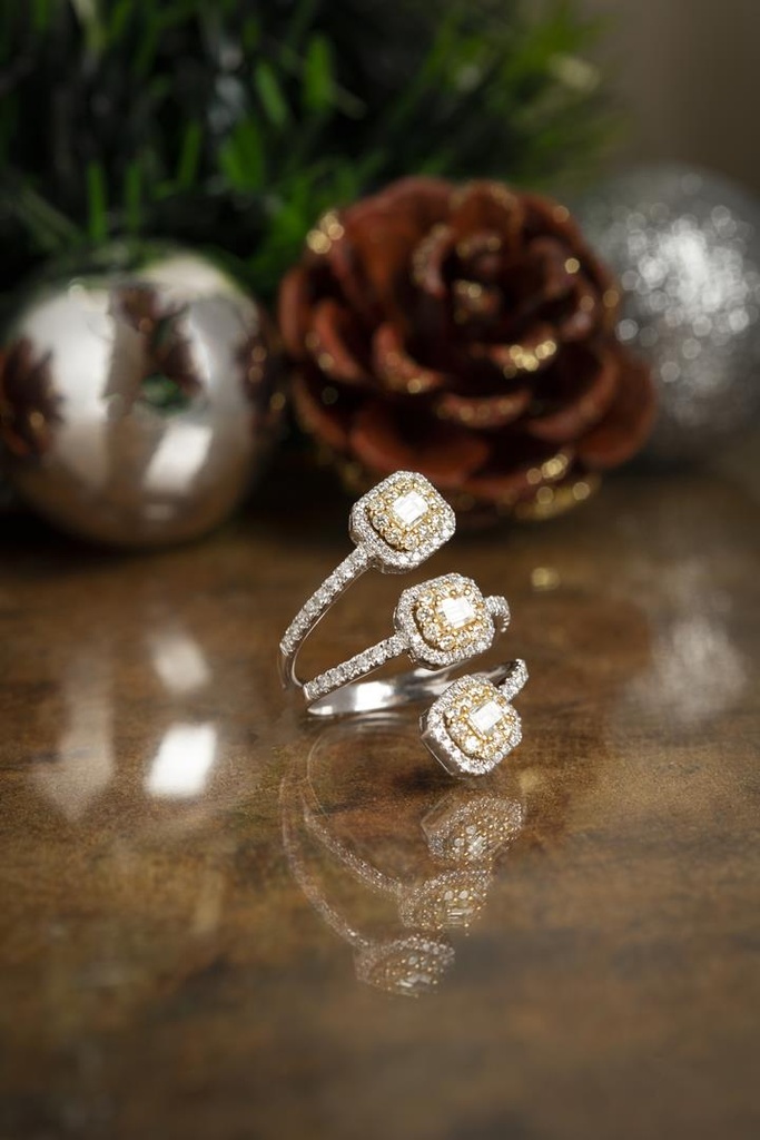 [070664] ANEL 3 VOLTAS 3 DIAMANTES EMERALD 0,47CT 120 BRILHANTES 0,86CT 4,41G OURO BRANCO E AMARELO 18K - COLEÇAO ONASSIS