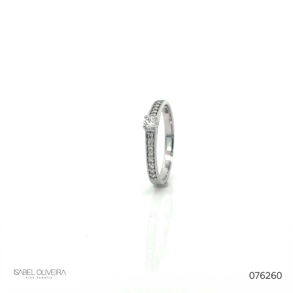 [076260] 10-Anel Solitário 1 Brilhante 0,11ct H VS2 16 Brilhantes 0,15ct H VS2 2,33g Ouro Branco 18k - Coleção Only You