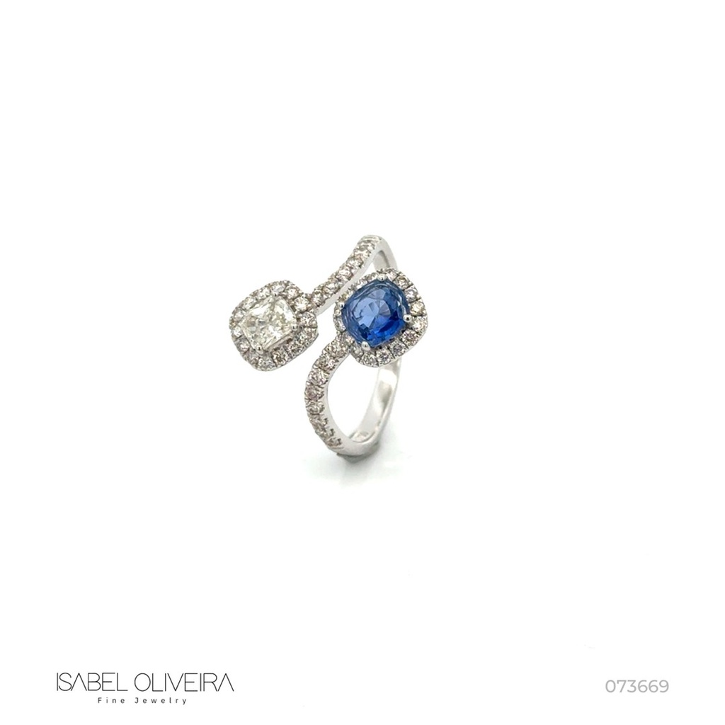 Anel Aberto 1 Safira Azul Cushion 0,77CT 1 Diamante Cushion 0,32CT 76 Brilhantes 0,48CT 3,31G Ouro Branco 18K - Coleçao Laisa