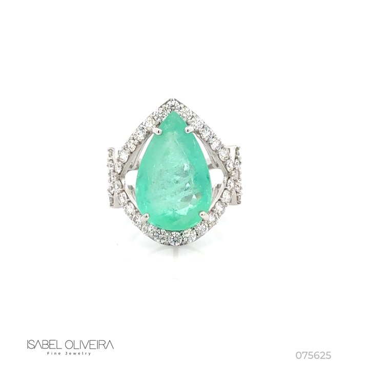 Anel com Lateral Trabalhada Esmeralda Colombiana Gota 10,67CT 60 Brilhantes 2,36CT H VS2 11,00G Ouro Branco 18K - Coleçao Colombia Emerald