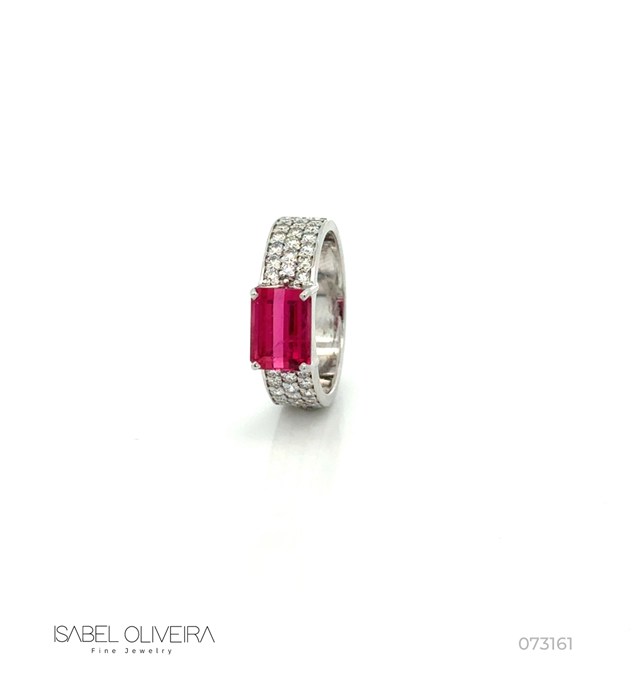 Anel Dedinho Reto Rubelita Octogonal 1,86CT 36 Brilhantes 0,61CT H VS2 4,28G Ouro Branco 18K - Coleçao Rubelita
