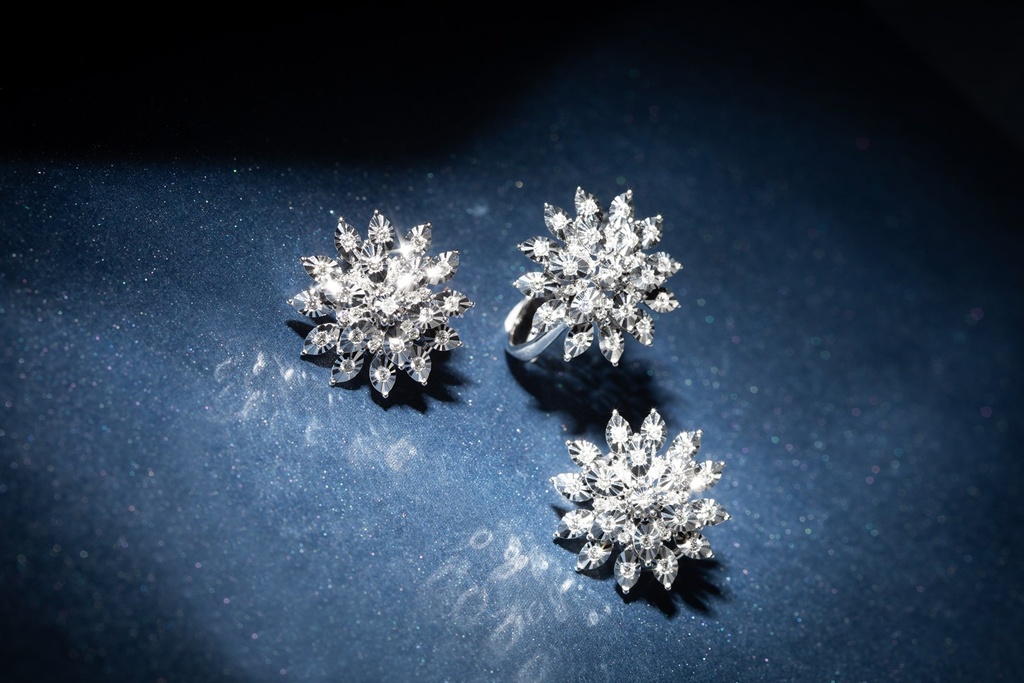 [073943] Anel Flor 31 Brilhantes 0,34ct 4,46g Ouro Branco 18k - Coleção Laisa