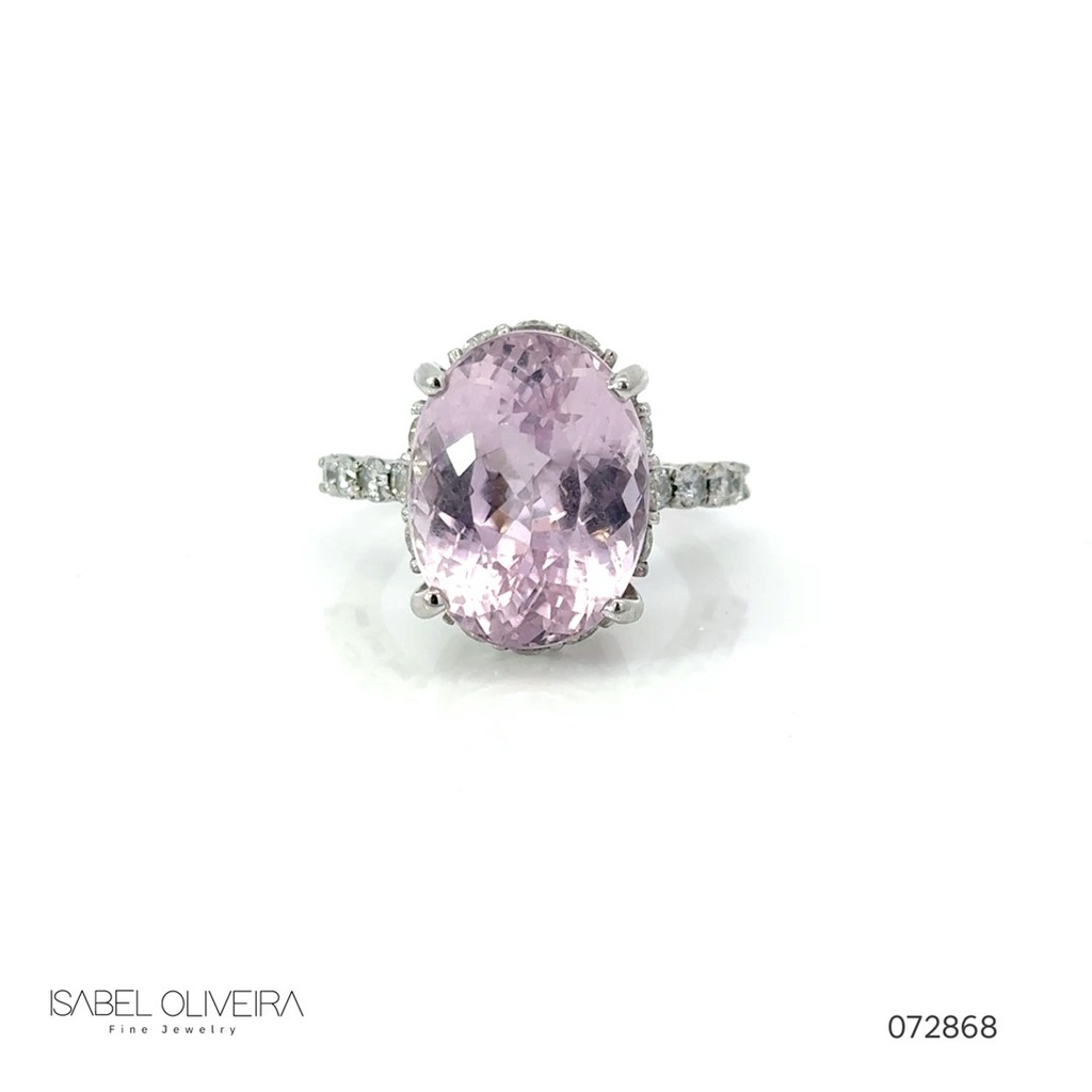 [072868] Anel Kunzita Oval 14,76ct 20 Brilhantes 1,21ct 9,16g Ouro Branco 18k