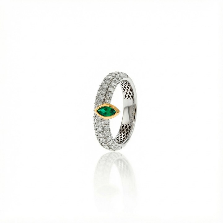 [075858] Anel 1 Esmeralda Brasileira Navete 0,20ct com Diamantes em Ouro Branco 18k