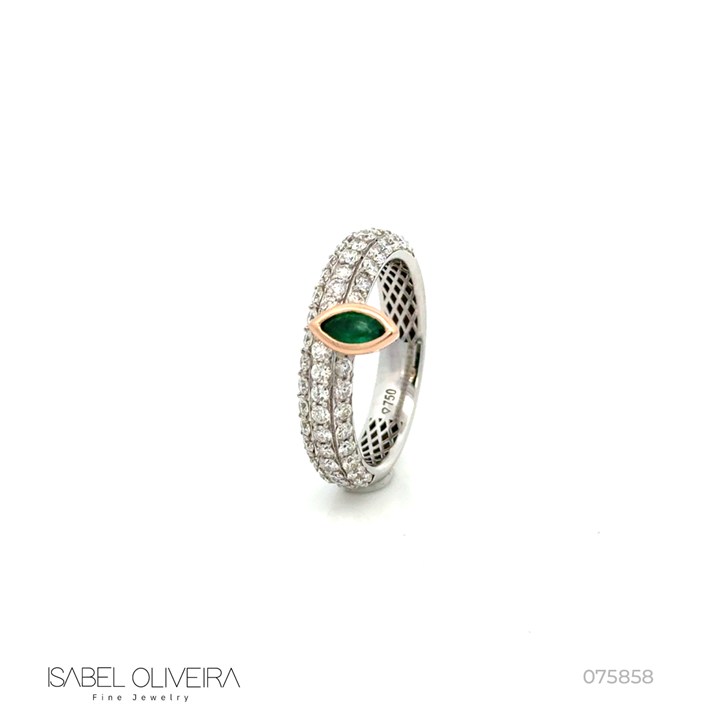 [075858] Anel 1 Esmeralda Brasileira Navete 0,20ct com Diamantes em Ouro Branco 18k