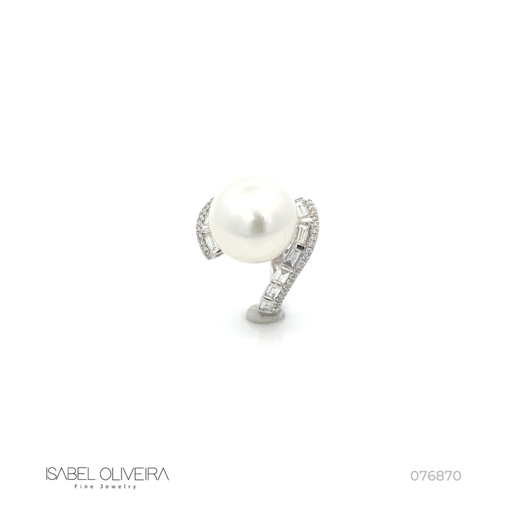 [076870] Anel Pérola 13mm 12 Diamantes Baguetes 0,71ct 42 Brilhantes 0,15ct 7,23g Ouro Branco 18k - Coleção Over The Moon