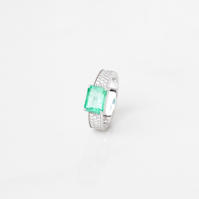 [072596] Anel Dedinho 1 Esmeralda Brasileira 1,25ct com Diamantes em Ouro Branco 18k