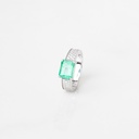 Anel Dedinho 1 Esmeralda Brasileira 1,25ct com Diamantes em Ouro Branco 18k
