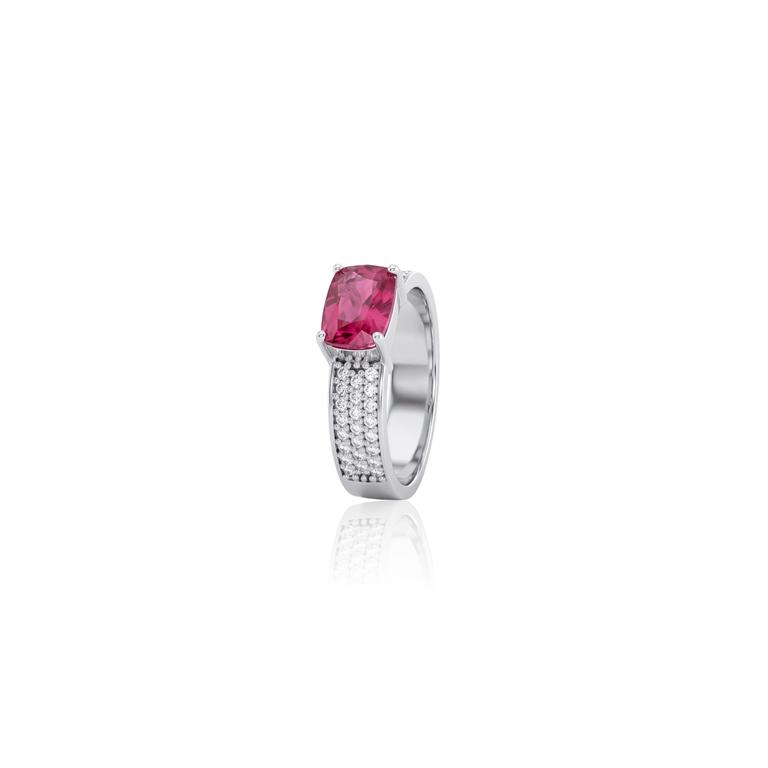 [072594] ANEL RETO DEDINHO RUBELITA OCTOGONAL 0,80CT 46 BRILHANTES 0,23CT J SI1 3,0G OURO BRANCO 18K - COLEÇAO RUBELITA