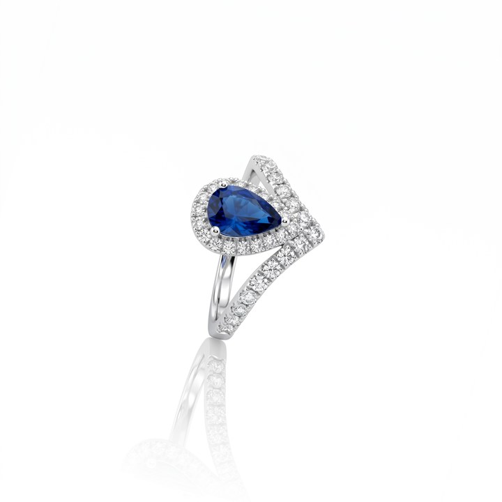 [073652] Anel Safira Azul Gota 1,08ct 35 Brilhantes 0,59ct 4,24g Ouro Branco 18k - Coleção Thalassa