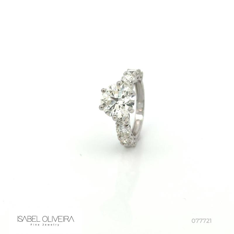 ANEL SOLITARIO BRILHANTE 4,01CT H SI1 8 BRILHANTES 2,40CT 5,65G OURO BRANCO 18K - CERTIFICADO GIA 5231665256 - COLEÇAO ONLY YOU