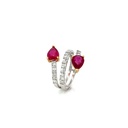 ANEL TORCIDO 2 RUBIS GOTA 2,95CT 44 DIAMANTES TRAPEZIO 0,46CT 4,33G OURO BRANCO E AMARELO 18K - COLEÇAO RED TO WEAR