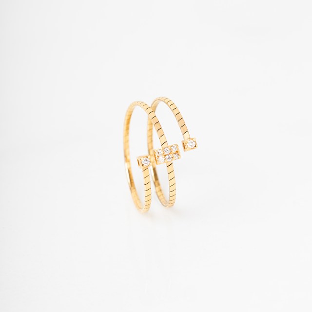 ANEL TORCIDO CENTRAL QUADRADA 6 BRILHANTES 0,05CT H VS2 1,36G OURO AMARELO 18K - COLEÇAO LAISA