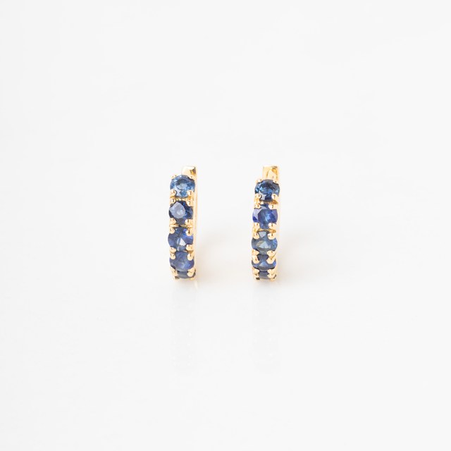 ARG01SAFAM-Argola 11mm Diâmetro 1 Fileira com Meia Cravação 10 Safira Azul 0,82ct 2,20g Ouro Amarelo 18k - Coleção Argolas Fashion