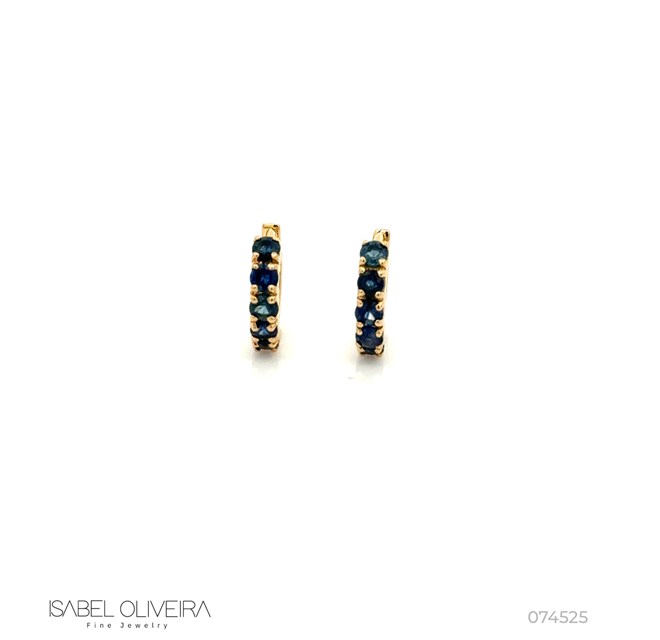 [074525] ARG01SAFAM-Argola 11mm Diâmetro 1 Fileira com Meia Cravação 10 Safira Azul 0,82ct 2,20g Ouro Amarelo 18k - Coleção Argolas Fashion