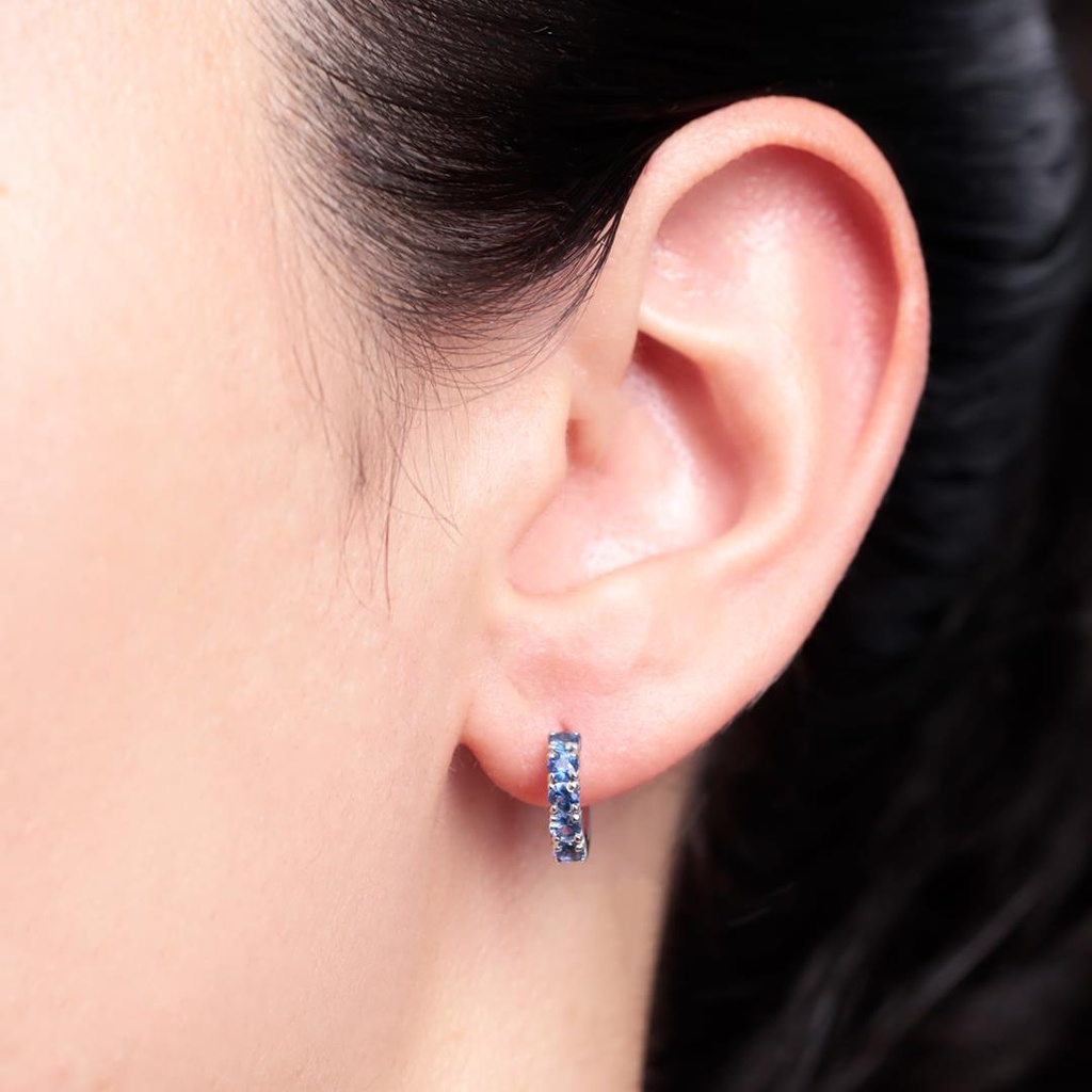 ARG01SAFBG-Argola 13mm Diâmetro 1 Fileira com Meia Cravação 12 Safiras Azul 0,94ct 2,23g Ouro Branco 18k - Coleção Argolas Fashion
