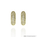 ARG03BRIAM-ARGOLA 12MM DIAMETRO MEIA CANA 3 FILEIRAS PAVE MEIA CRAVAÇAO EXTERNA 44 BRILHANTES 0,45CT H SI1 2,45G OURO AMARELO 18K - ARGOLAS FASHION