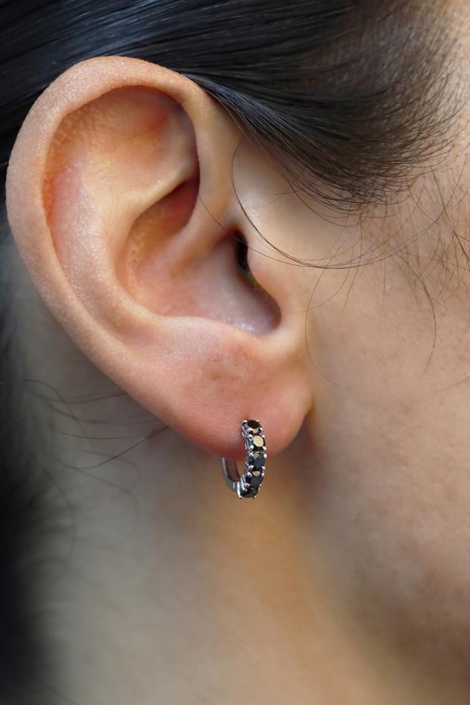 [059704] Argola 11 mm Diâmetro Fio Quadrado 1,50mm 1 Fileira com Meia Cravação 10 Brilhantes Black 0,78ct 1,89g Ouro Branco 18k - Coleção Argolas Fashion