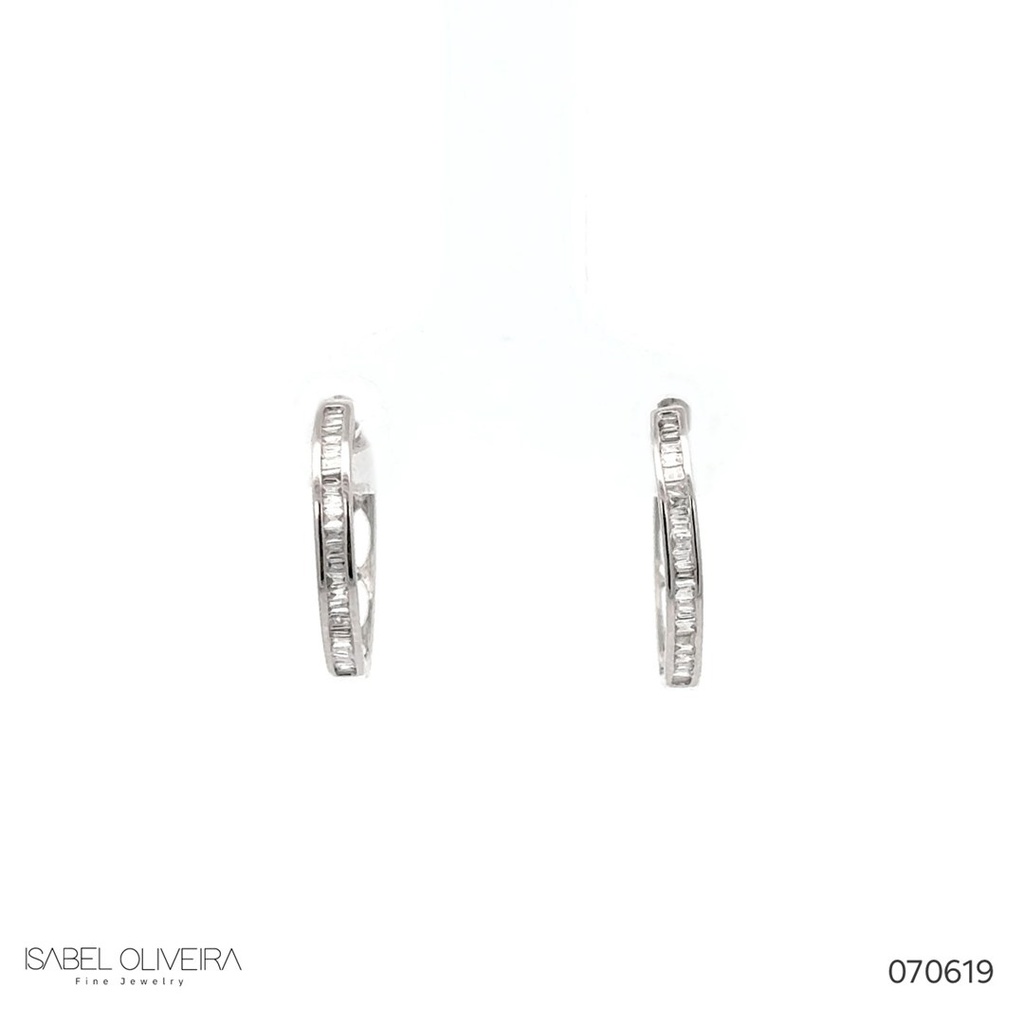 [070619] Argola Diamantes Trapézio 0,14ct 1,35g Ouro Branco 18k - Coleção Argolas Fashion