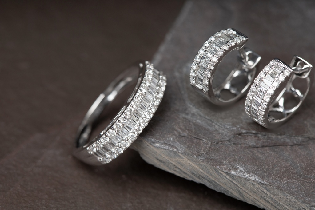 [072329] Argola Diamantes Trapézio 0,26ct 40 Brilhantes 0,20ct 1,85g Ouro Branco 18k - Coleção Argolas Fashion