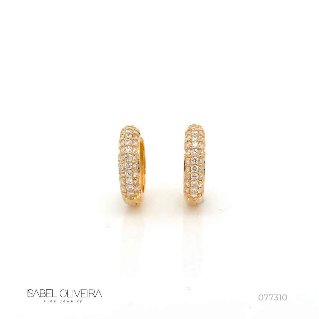 ARG03BRIAG-Argola 15mm Diâmetro Meia Cana 3 Fileiras Pavê Meia Cravação 58 Brilhantes 0,52ct H VS2 3,79g Ouro Amarelo 18k - Coleção Argolas Fashion