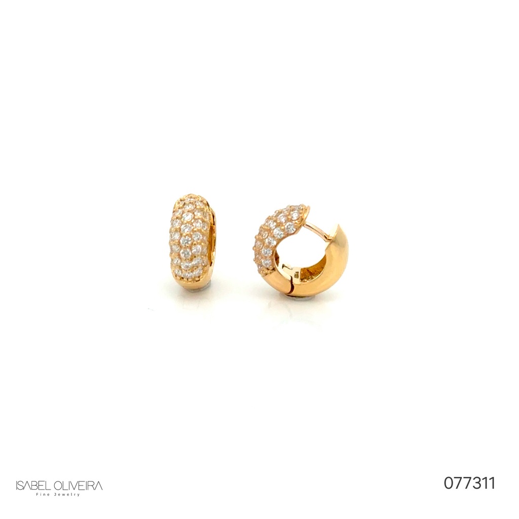 ARG05BRIAM-ARGOLA 12MM 5 Fileiras Meia Cravacao 64 Brilhante 0,58CT H VS2 3,94G Ouro Amarelo 18K - Coleçao Argolas Fashion