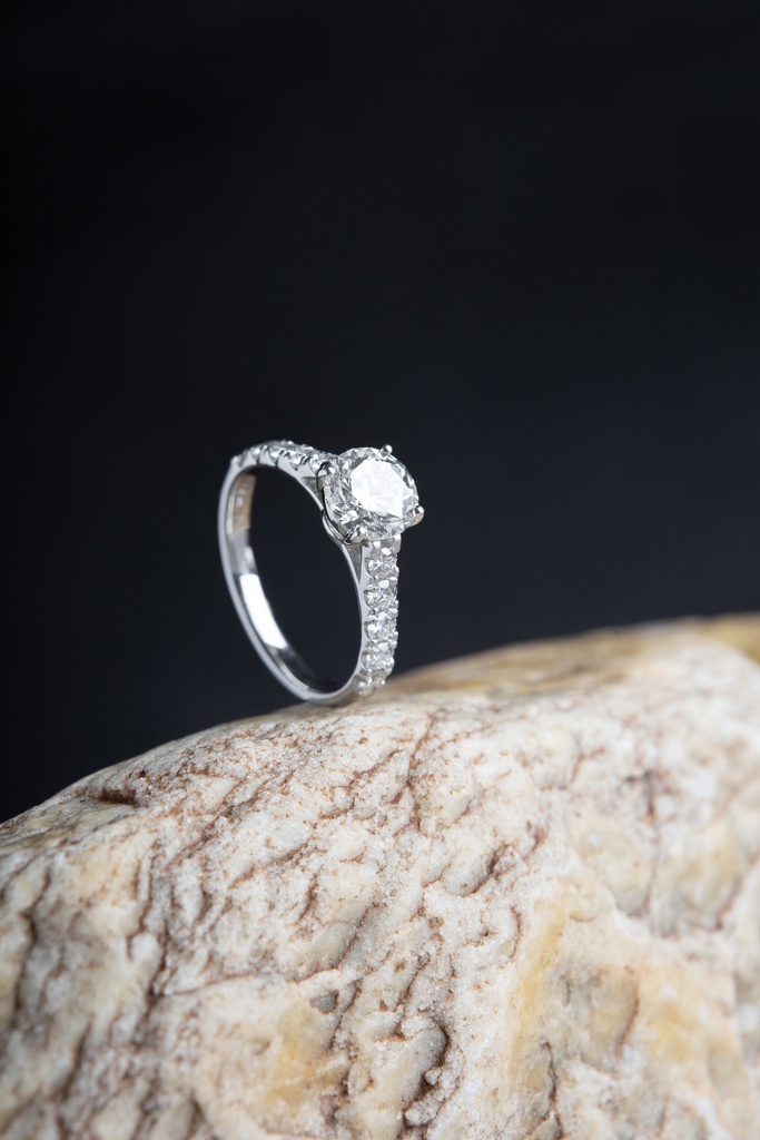 [076671] 150-Anel Solitário 1 Brilhante 1,50ct H VVS1 10 Brilhantes 0,56ct H VS2 3,53g Ouro Branco 18k - Certificado EGL 1701860427 - Coleção Only You