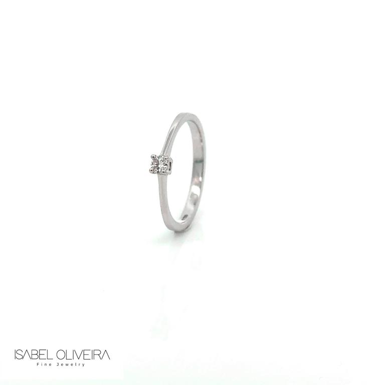 10-ANEL Solitario Brilhante 0,12CT H VS2 Fio Batido 2,09G Ouro Branco 18K - Coleçao Only You